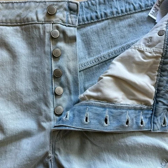 SOLD🩵Good American Light Wash Distressed Bombshell Denim Short in Blue648 Size - Picture 4 of 16